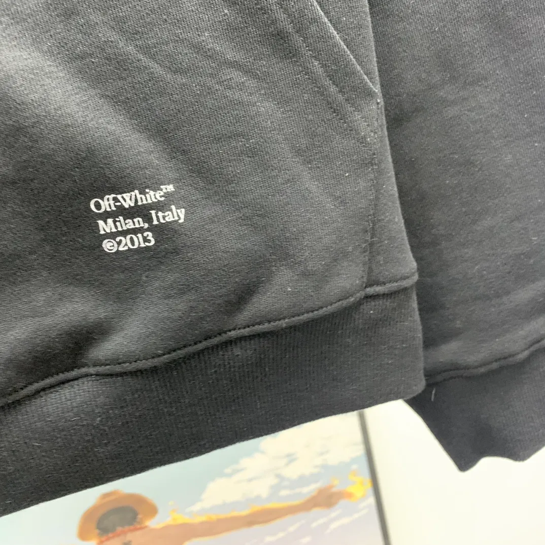 [New] Top tested version OFF-WHITE OW Caravaggio's classic religious male and female couple star's same style pure cotton hooded sweatshirt. This short-sleeved one is made of 460g double-ply double-yarn terry fabric. The front and back printing is with thermoset ink and digital direct injection technology, which is clear, delicate and perfectly restored. This black and white religion is not at the same level of difficulty as the 21 color religions. You should know that color graffiti can use multiple colors to present a three-dimensional sense of the picture, but the black and white version cannot. Because there are only black and white, only the transition between black and white can bring out the three-dimensionality of the picture, just like a sketch. In terms of color scanning, multiple manual adjustments are required, and the direct inkjet head also needs to be debugged. If these delicate tasks are not done, it is impossible to restore the essence of ZP. Only when the color transition is smooth can you make a good print. Coupled with the original fabric + a new custom-woven collar label, it can be called the top version. Size: XS-L Color; Black P:390